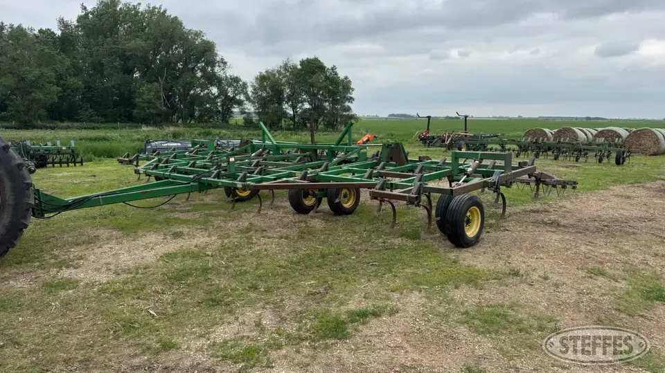 John Deere 960 Field Cultivator