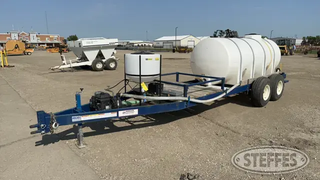 Pull-type tandem axle liquid tender trailer