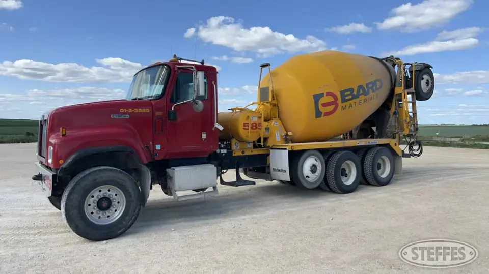 2001 International 5500i Mixer Truck
