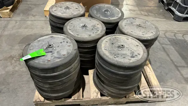 (42) John Deere rubber gauge wheels