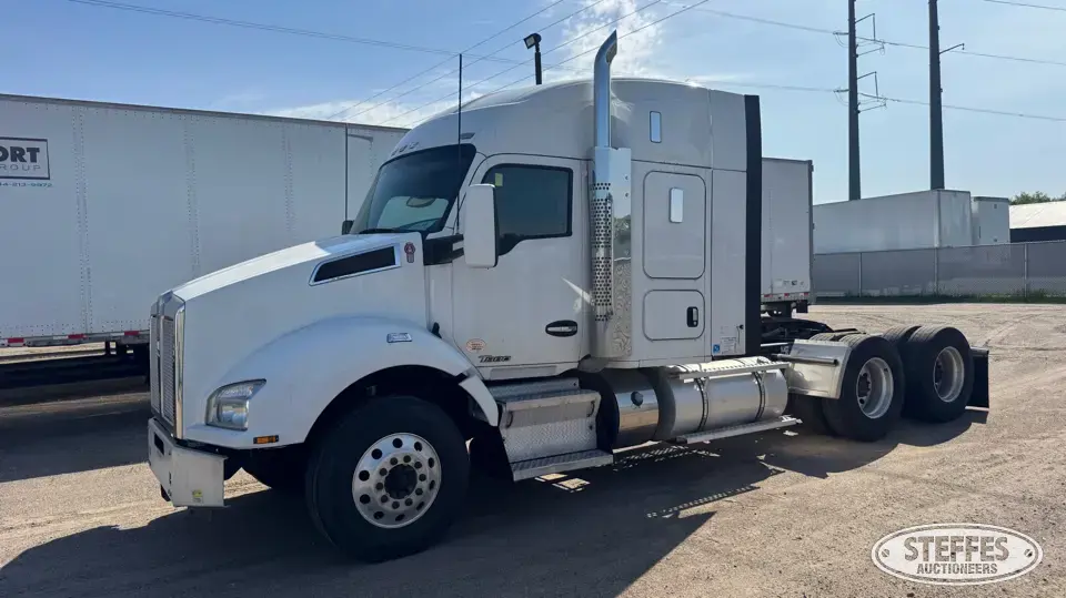 2018 Kenworth T880 Conventional Truck with Sleeper