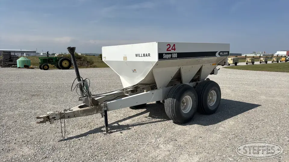 Willmar Super 600 Pull-Type Dry Spreader