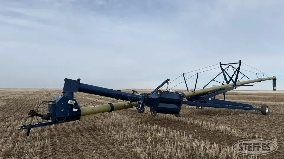 Harvest International H1392 Swing Hopper Auger