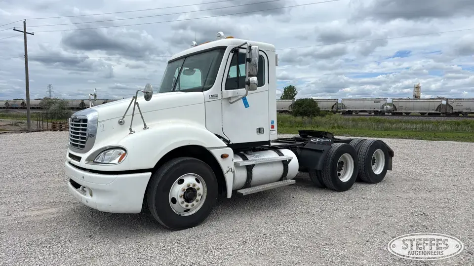 2004 Freightliner Columbia Conventional Truck without Sleeper