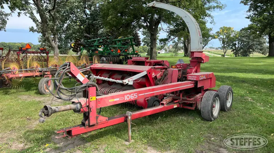 Gehl 1065 Pull-Type Harvester