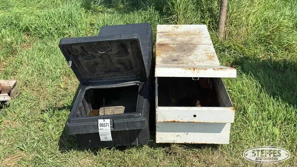 (2) Pickup box toolboxes Storage and Bench