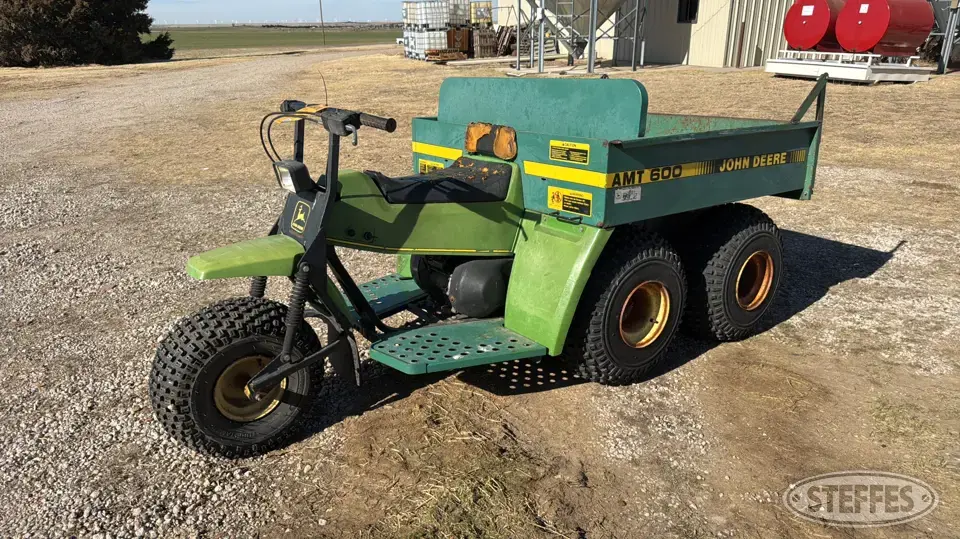 John Deere AMT600 UTV