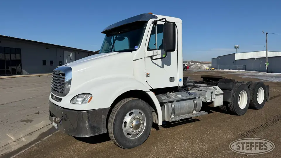 2008 Freightliner Columbia 112 Conventional Truck without Sleeper