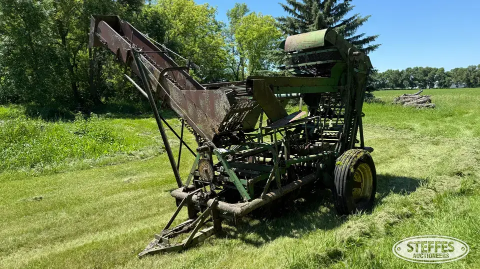 John Deere 200 sugarbeet harvester