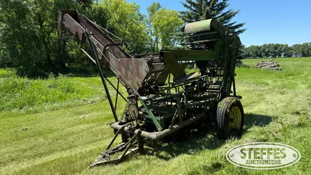 John Deere 200 sugarbeet harvester