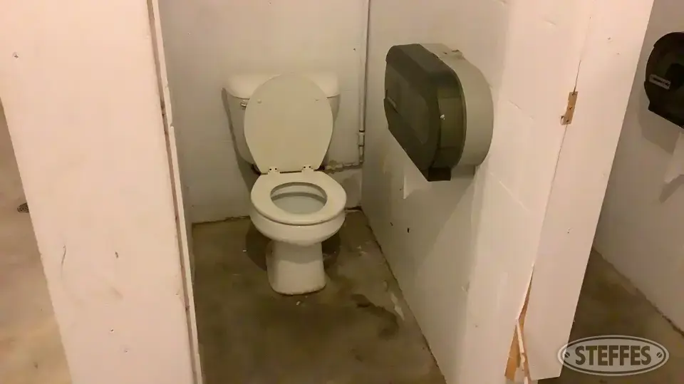 (7) Toilets & Toilet Paper Dispensers 4H-Charity