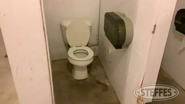 (7) Toilets & Toilet Paper Dispensers
