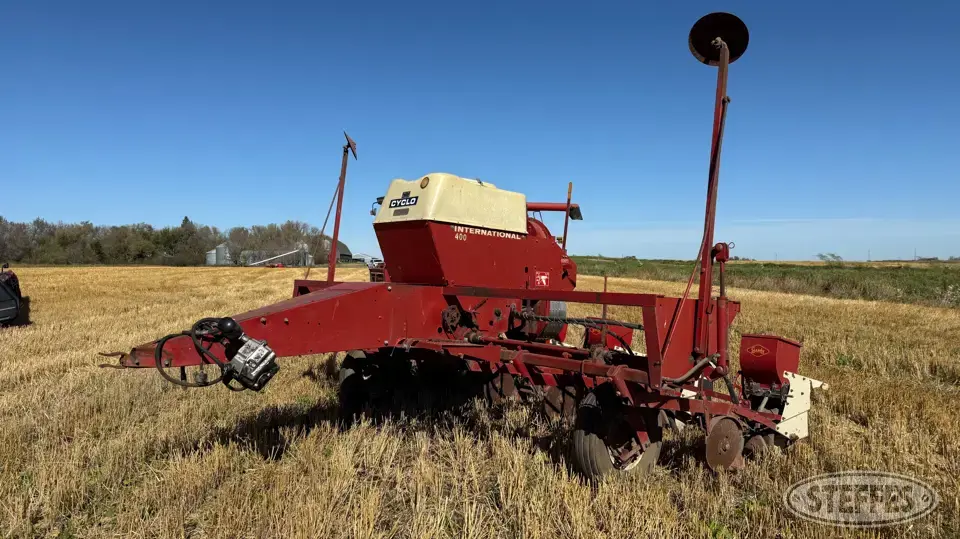 International 400 Cyclo Less Than 12 Row Planter
