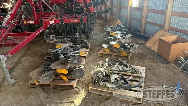 (12) Yetter side dresser row units