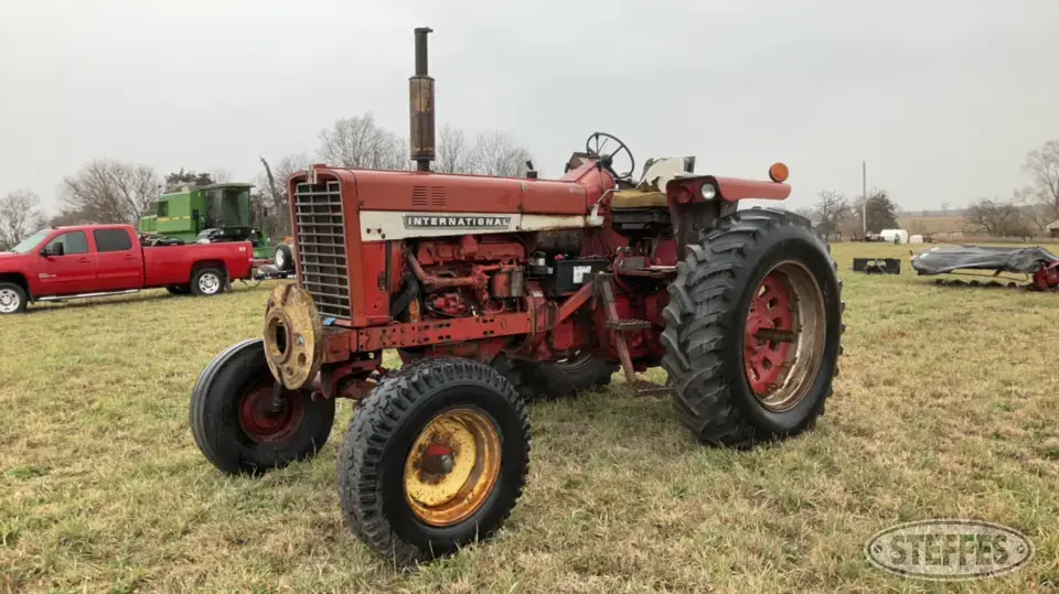 1970 Farmall 856 2WD Tractor