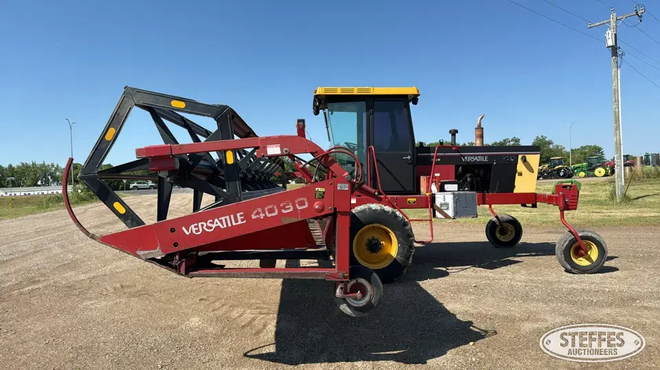 1990 Versatile 4750 Self-Propelled Swather