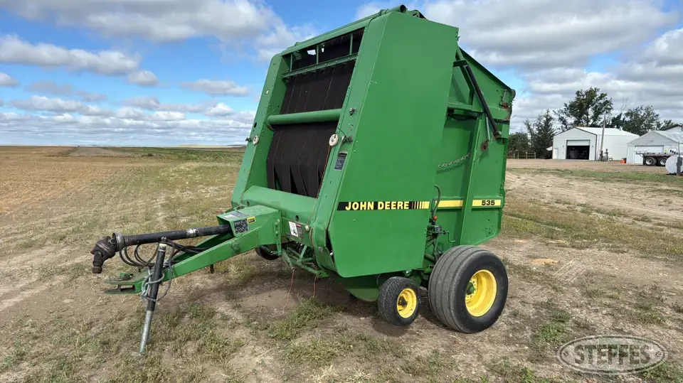 John Deere 535 Round Baler