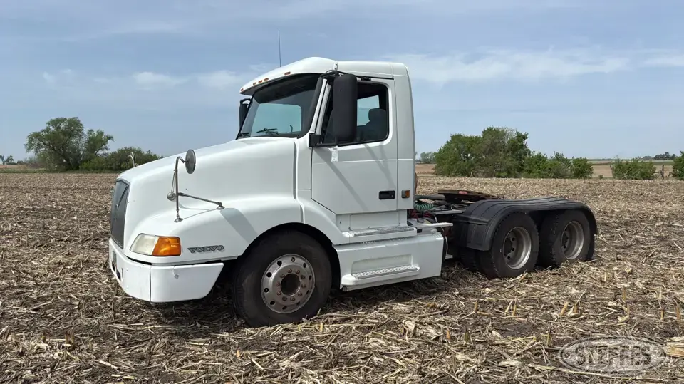 2000 Volvo VNL64T Conventional Truck without Sleeper