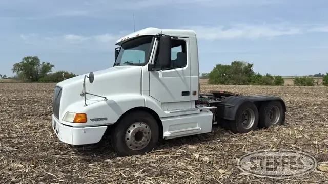 2000 Volvo VNL64T