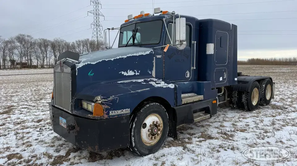 1987 Kenworth T600 Conventional Truck with Sleeper