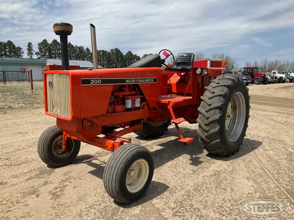 Allis-Chalmers 200 2WD Tractor