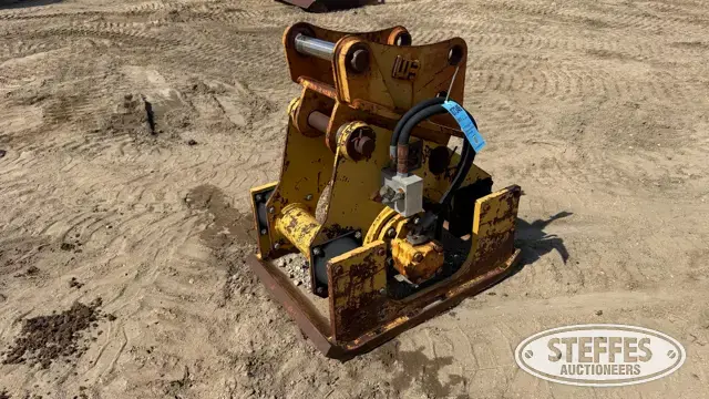 CAT B4F excavator plate compactor