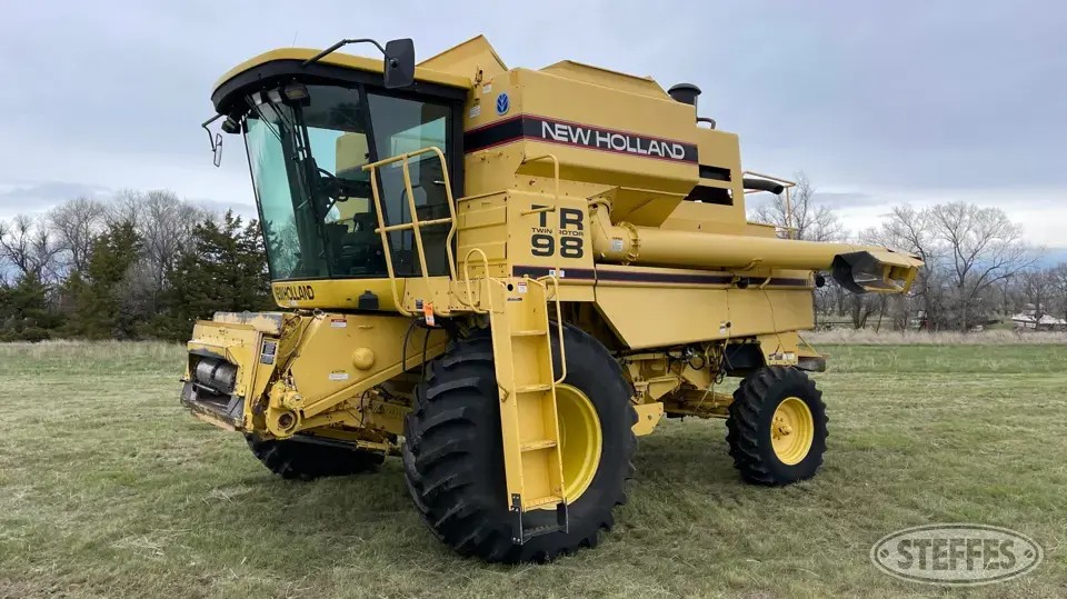 1997 New Holland TR98 Combine