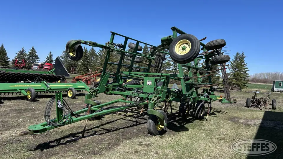 2003 John Deere 2400 Chisel Plow
