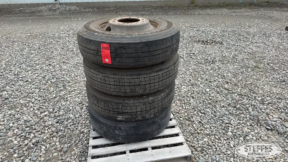 (4) 295/75R22.5 tires Truck Tire
