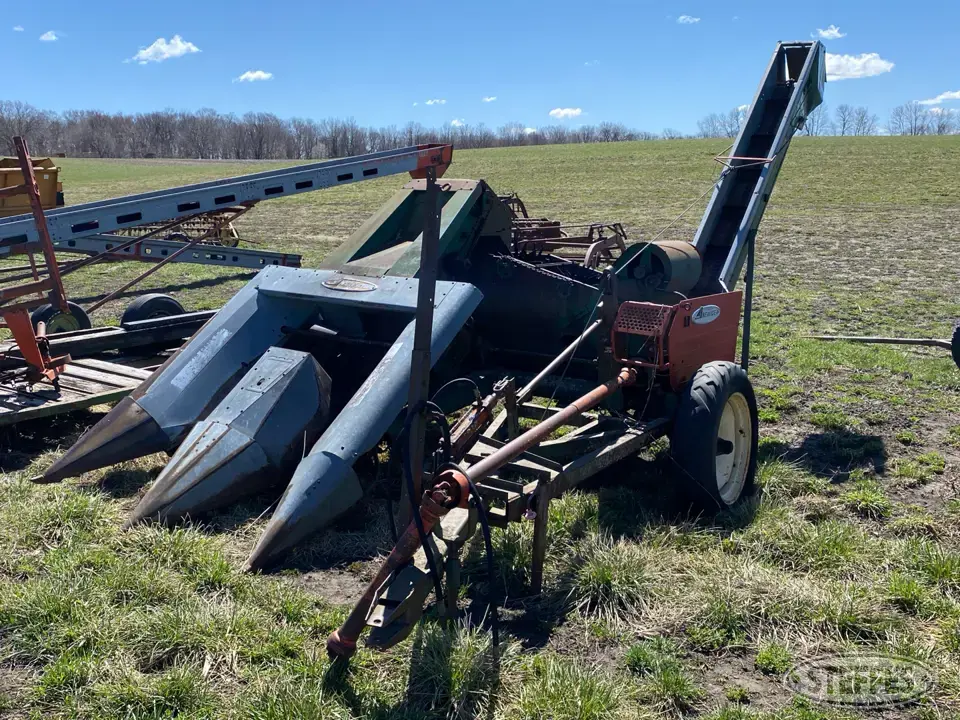 New Idea 326 Pull-Type Harvester