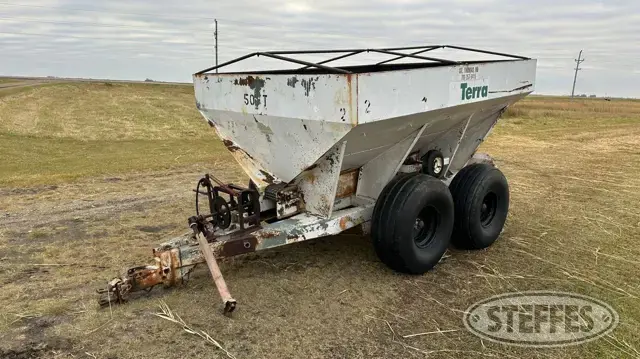 Pull-type dry fertilizer spreader