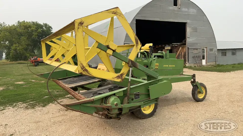 John Deere 800 Self-Propelled Swather