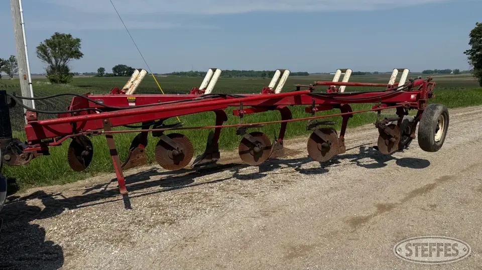 International 720 Automatic Plow