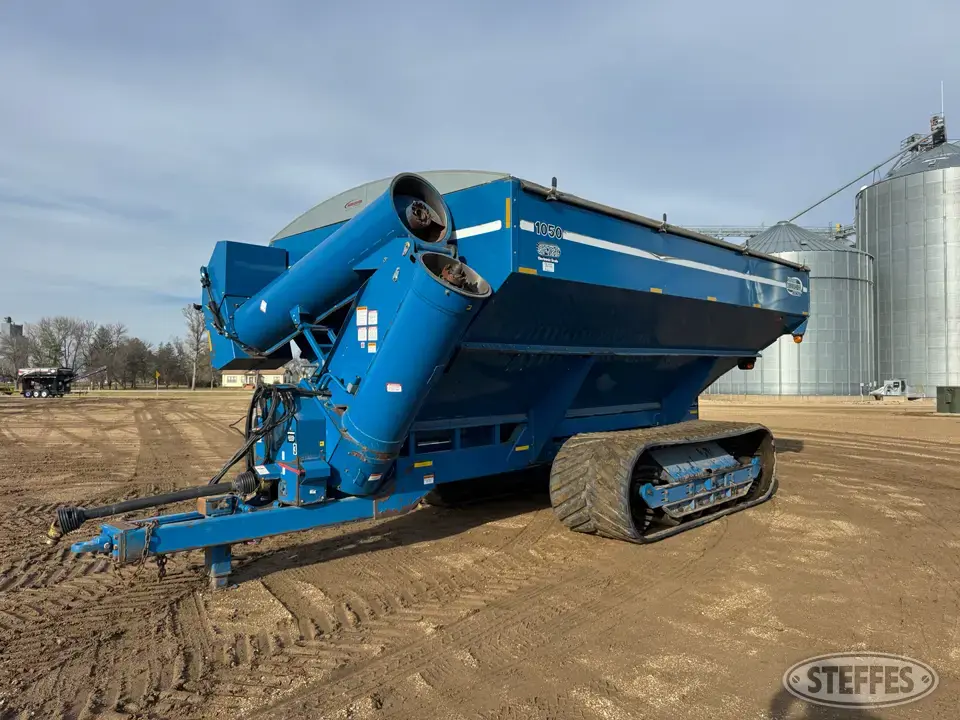 2010 Kinze Harvest Commander 1050 Grain Cart