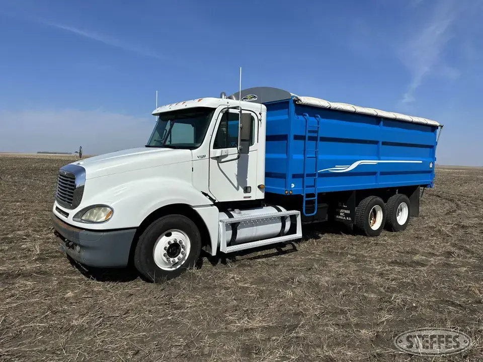 2002 Freightliner Columbia 120 Tandem Boxed Truck