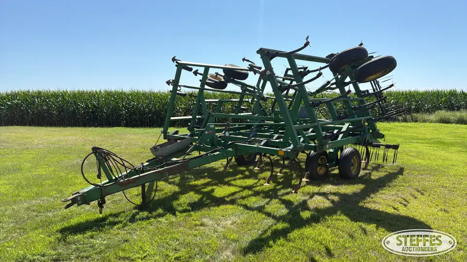 John Deere 980 Field Cultivator