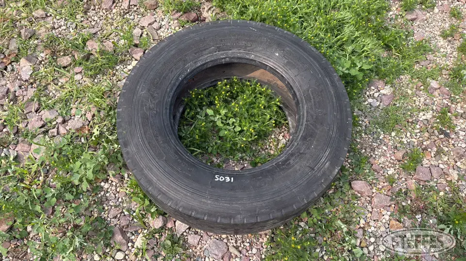 (1) Michelin 245/70R17.5 tire Truck Tire