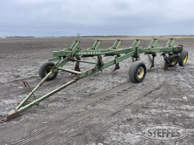 John Deere 3200