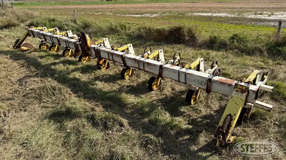Dakon row crop cultivator
