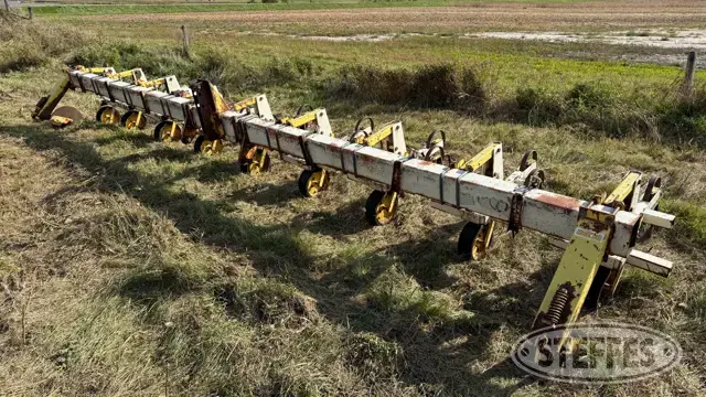 Dakon row crop cultivator