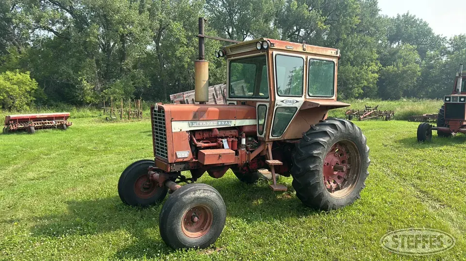 1968 Farmall 856 2WD Tractor