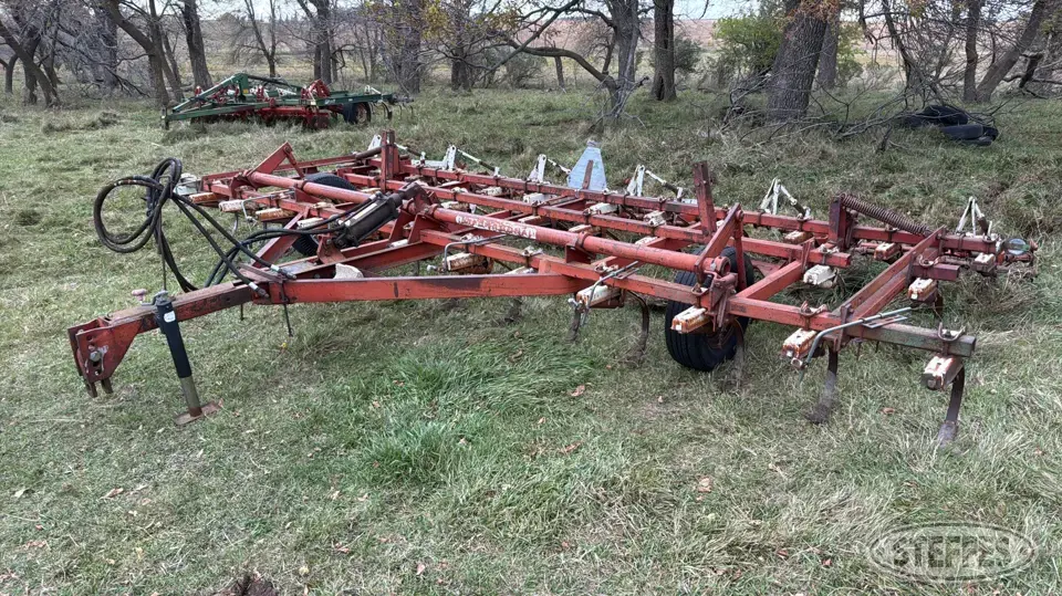 International field cultivator