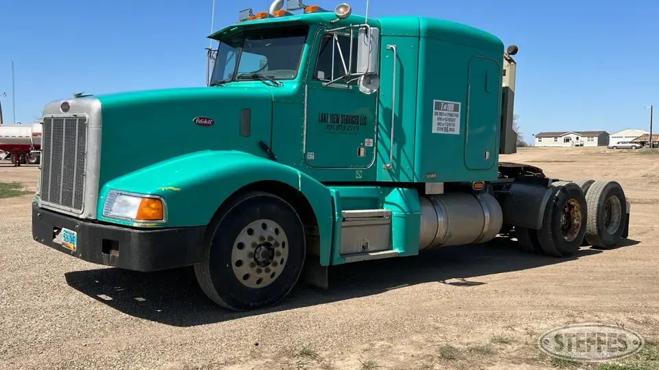 2002 Peterbilt 385 Conventional Truck with Sleeper