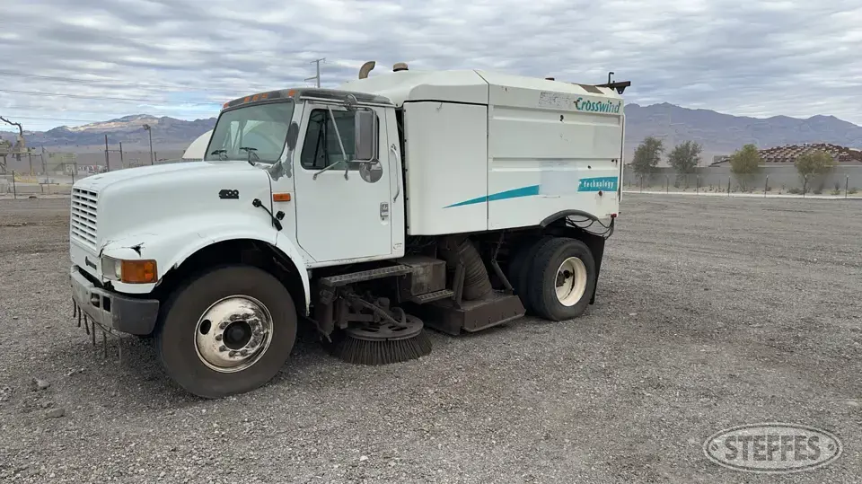 Elgin Crosswind Series J on 2001 International 4700 Specialty Truck