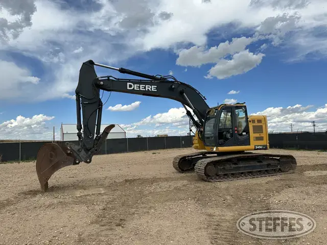2019 Deere 245G LC
