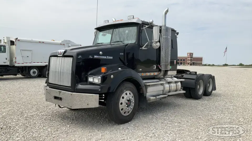 2012 Western Star 4900 Conventional Truck with Sleeper