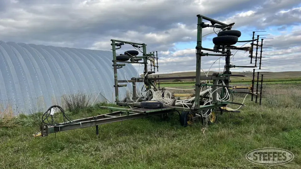 John Deere 1600 Chisel Plow