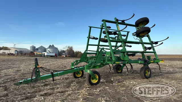 John Deere 2410