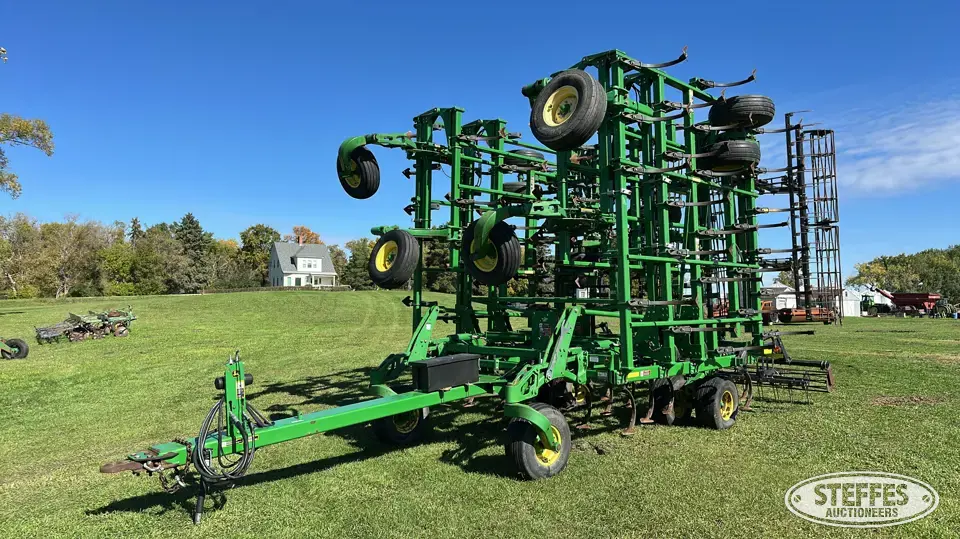 2015 John Deere 2210 Field Cultivator