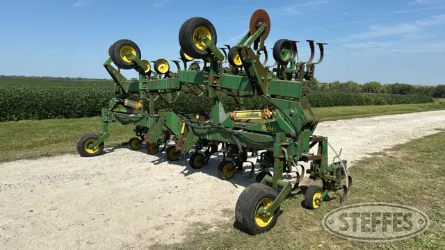 John Deere 845